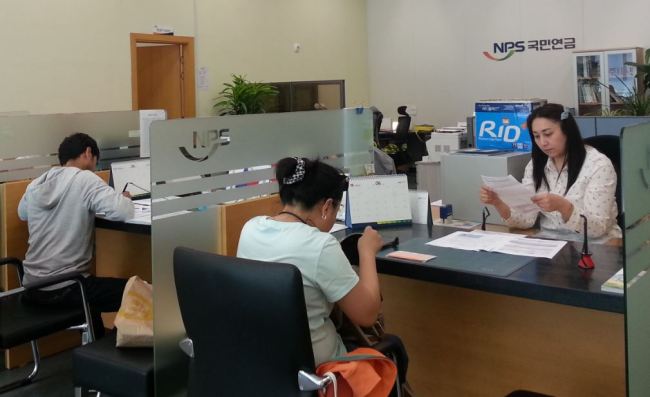 Foreigners receive counselling on their pension at the Ansan Foreign Counseling Center. (NPS)