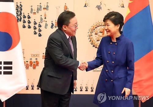 President Park Geun-hye (right) shakes hands with her Mongolian counterpart, Tsakhiagiin Elbegdorj (left), before their talks at the presidential office Cheong Wa Dae on May 19, 2016. (Yonhap)