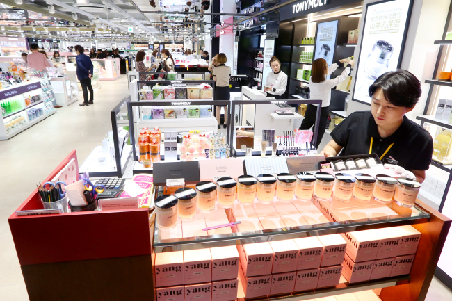 Visitors on Friday look at goods sold at Doosan`s newly-opened duty-free shop inside Doota, a shopping mall located near Seoul`s popular shopping district Dongdaemun Market. (Yonhap)