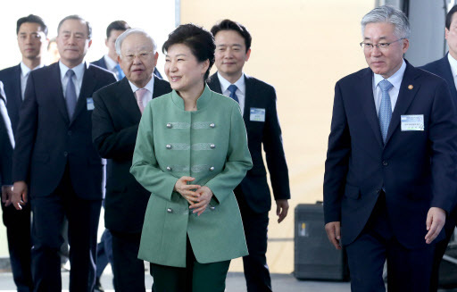 President Park Geun-hye (center) attends the K-Culture Valley groundbreaking ceremony Friday accompanied by Culture, Sports and Tourism Minister Kim Jong-deok (right) Gyeonggi Province Gov. Nam Kyung-pil (second from right) and CJ Group CEO Sohn Kyung-shik (left) at Korea International Exhibition Center in Goyang, Gyeonggi Province. (Yonhap)