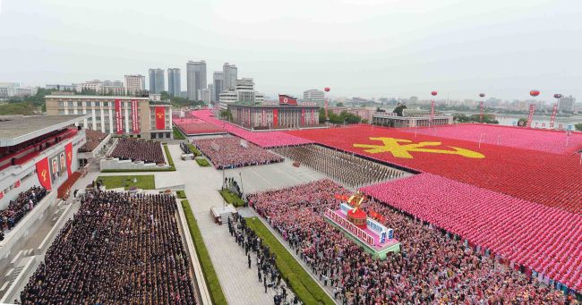 This picture taken on May 10, 2016 and released from North Korea`s official Korean Central News Agency (KCNA) on May 11, 2016 shows general view of a mass parade marking the end of the 7th Workers Party Congress in Kim Il-Sung Square in Pyongyang. (AFP-Yonhap)