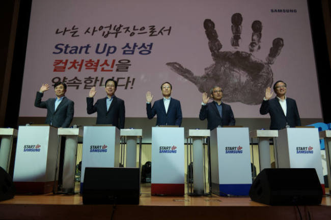 Samsung executives pledge the company’s new corporate vision “Start-up Samsung” at its headquarters in Suwon, Gyeonggi Province, on March 24.  Samsung Electronics