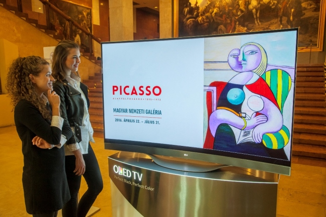LG Electronics’ organic light-emitting diode TV is displayed at Pablo Picasso’s largest-ever exhibition held at the Hungarian National Gallery in Budapest on Saturday. Its latest three OLED TVs have been installed to feature art works and related information during the exhibition that continues through July. LG Electronics