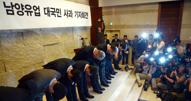 Namyang Dairy Products' leaders apologize to the public at a press conference on May 9, 2015. (Herald DB)