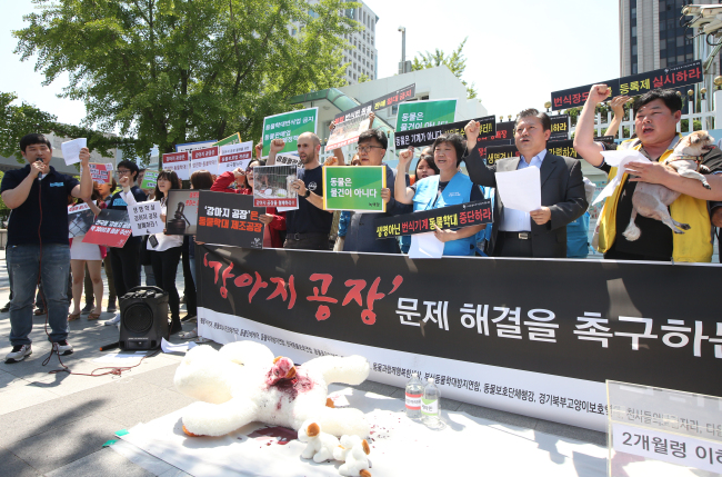 Activists protest in front of the Government Complex in Seoul on May 19. (Yonhap)