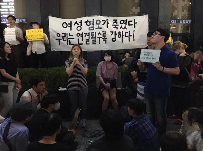 A woman shares her stories of living in fear as a girl in Korean soceity outside exit 10 of Gangnam Station on Sunday. (Ock Hyun-ju/The Korea Herald)