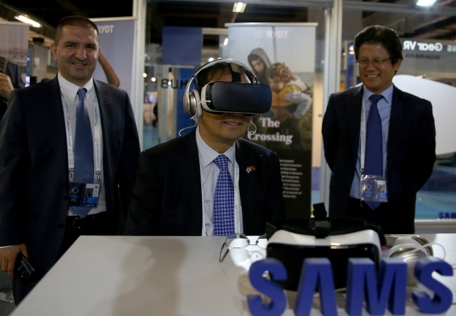 Korean Ambassador to Turkey Cho Yoon-su wears Samsung Electronics’ Gear VR headset at the World Humanitarian Summit in Istanbul on Tuesday. The Korean tech giant also signed a memorandum of understanding with the U.N. Population Fund during the two-day summit to offer supersonic medical equipment, worth $150,000, to support Syrian refugees in the country. (Samsung Electronics)