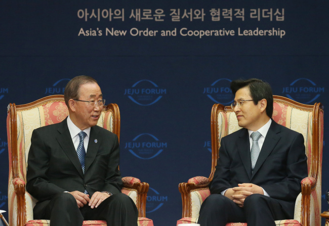 U.N. Secretary-General Ban Ki-moon talks with South Korean Prime Minister Hwang Kyo-ahn at the 11th Jeju Forum on Thursday. Yonhap