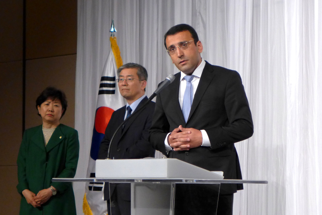 Azeri Ambassador Ramzi Teymurov (right) speaks beside Korean Deputy Minister of Foreign Affairs for Political Affairs Kim Hyoung-zhin (center) and Rep. Park In-sook at a National Day reception at Millennium Seoul Hilton on Tuesday. (Joel Lee / The Korea Herald)