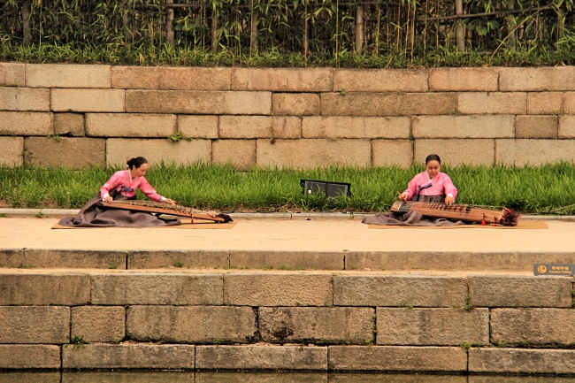 Korean traditional arts performers at Changdeokgung Palace’s “A Walk with Hamlet and Jeongjo” tour on May 29 (Julie Jackson/The Korea Herald)