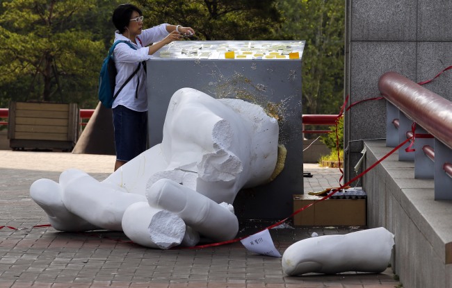 A sculpture symbolizing ultra-right online community Ilbe is destroyed at Hongik University, Seoul, Wednesday. (Yonhap)