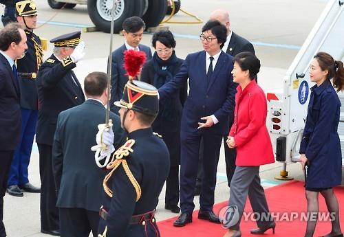 President Park Geun-hye arrives in Paris Orly airport on June 1 (Yonhap)