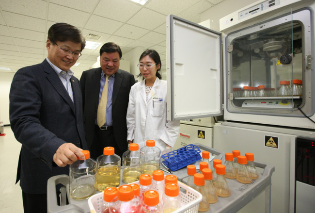 ICT Minister Choi Yang-hee (far left) visits a Celltrion factory on May 29. (ICT Ministry)