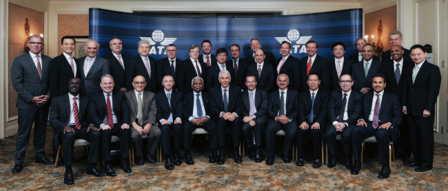 Hanjin chairman Cho Yang-ho (top row, fifth from left) poses with IATA’s board of governors at the association’s annual meeting in Dublin, Ireland on Thursday. (Korean Air)