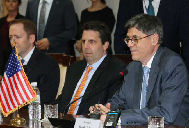 U.S. Treasury Secretary Jacob Lew (right) and U.S. ambassador to South Korea Mark Lippert (center) attend a South Korea - U.S. fiscal policy meeting at the Government Complex-Seoul on Friday. (Yonhap)