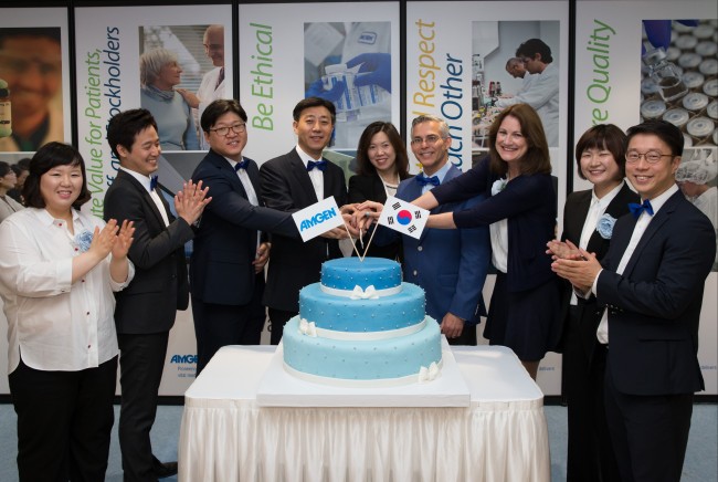 Amgen Korea general manager Noh Sang-kyung (fourth from left), Amgen JAPAC (Japan and Asia-Pacific) general manger Penny Wan (center), Amgen’s Medical Sciences vice president Desmond Padhi (fourth from right) and employees celebrate the opening of Amgen’s new office in Gangnam-gu, Seoul last Thursday. Amgen Korea was officially formed in November 2015. (Amgen Korea)