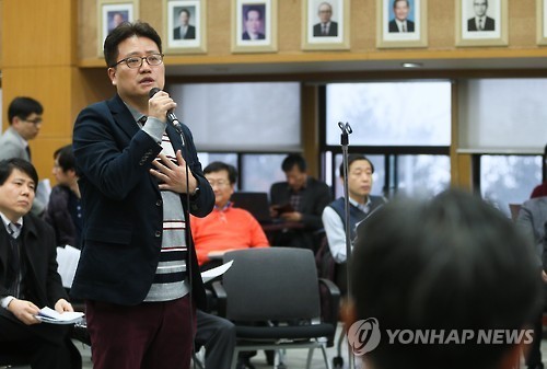 A participant speaks during a gathering of physicians at the Korean Medical Association building in Ichon-dong Seoul, which was organized to discuss ways to prevent the government’s pursuit to legalize telemedicine and allow traditional medical doctors to use modern medical equipment. Yonhap