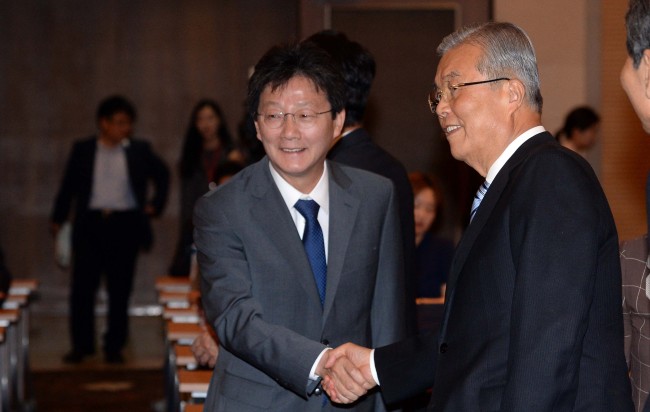 The Minjoo Party of Korea’s chairman Rep. Kim Chong-in (right) greets former Saenuri Party floor leader Rep. Yoo Seong-min at a meeting in Seoul on Tuesday. An hoon/ Korea Herald.