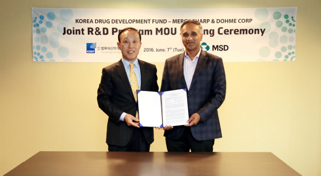 Korea Drug Development Fund CEO Joo Sang-aun (left) and Mathai Mammen, senior vice president of cardiovascular diseases, metabolic diseases, immunology and oncology at U.S.-based pharmaceutical company Merck Sharp & Dohme signed a memorandum of understanding Tuesday at the 2016 BIO International Convention taking place in San Francisco. The two have agreed to launch a new joint research and development program geared at linking Korea’s new drug development capabilities with global pharmaceutical companies, the KDDF said. (KDDF)