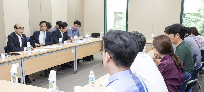 Vice Environment Minister Jeong Yeon-man (left) attends a meeting with the toxic humidifier disinfectant victims in Seoul on June 7. (The Environment Ministry)
