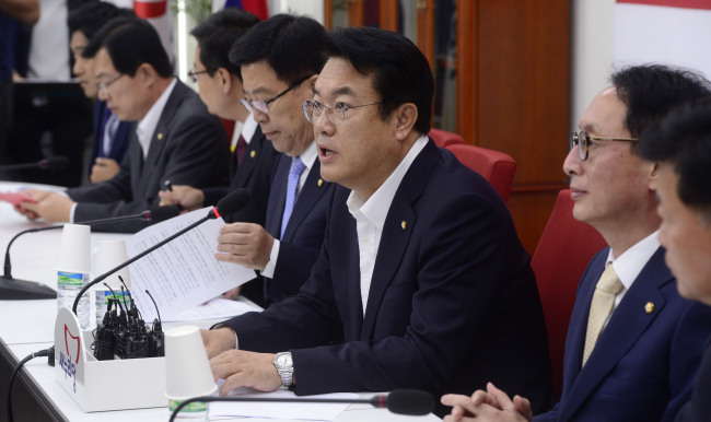 Saenuri Party floor leader Rep. Chung Jin-suk speaks during a party meeting at the National Assembly on Wednesday. Park Hae-mook/The Korea Herald