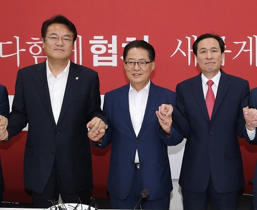 Floor leaders Rep. Chung Jin-suk (from left) of the Saenuri Party, Rep. Park Jie-won of the People’s Party, and Rep. Woo Sang-ho of The Minjoo Party of Korea pose before their meeting at the National Assembly on Wednesday. (Yonhap)