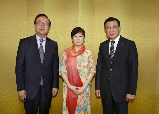 Park Sam-koo (right), head of the Korea-China Friendship Association and Kumho Asiana Group chairman, hosts a luncheon to discuss ways to promote cultural and economic exchanges between the two countries on Thursday at the 63 Building in Seoul. In attendance were Li Xiaolin (center), president of the Chinese People’s Association for Friendship with Foreign Countries, and Chung Jong-wook (left), vice chairman of the Presidential Committee for Unification Preparation and former Korean ambassador to China. (Kumho Asiana Group)