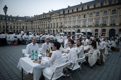 People dressed in white gather for the “Diner en Blanc” (Dinner in White) event at the Place Vendome in Paris on Wednesday. (AFP-Yonhap)