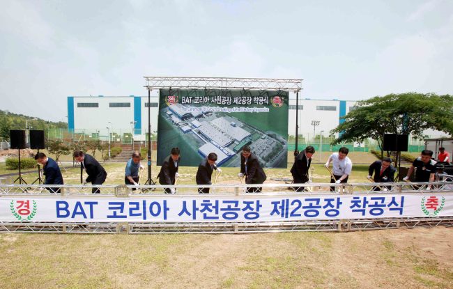 Officials from BAT and a construction crew break ground for the second building of BAT Korea’s Sacheon factory. (BAT)