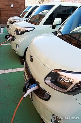 Kia Motors’ Soul EVs are lined up for charging in Seoul. (Yonhap)