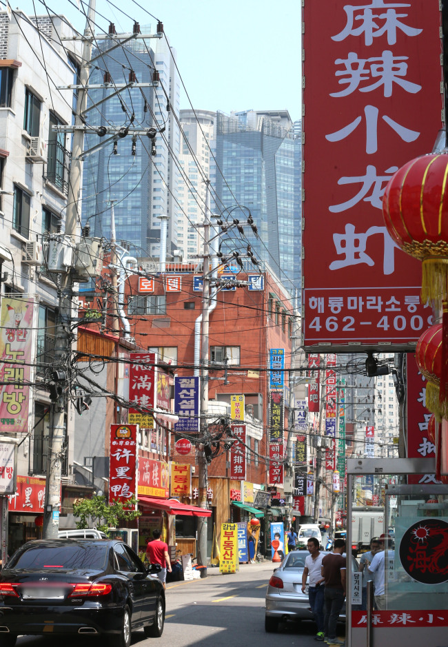 An alley in Jayang-dong near Konkuk University in Seoul shows a row of Chinese restaurants. (Yonhap)
