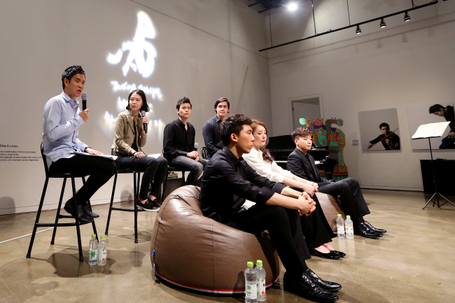 Ditto Festival music director and violist Richard Yongjae O’Neill (back row, left) speaks at a press conference held at the Under Stand Avenue in Seongdong-gu, Seoul, Monday. (Yonhap News)