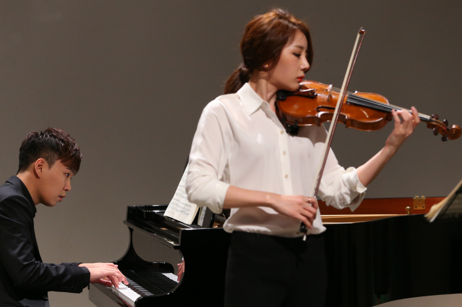 Local violinist Zia Hyunsu Shin performs at a press conference held for the Ditto Festival at the Under Stand Avenue in Seongdong-gu, Seoul, Monday. (Yonhap News)