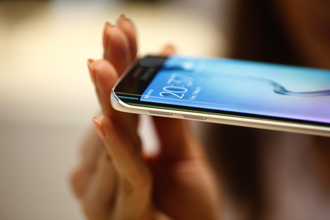 Curved display of Samsung Galaxy S7 (Bloomberg)