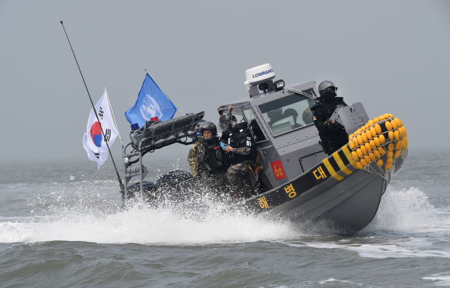 A military police team carries out an operation to clamp down on illegal Chinese fishing at the neutral waters around the Hangang River estuary on Friday. (Joint Chiefs of Staff)