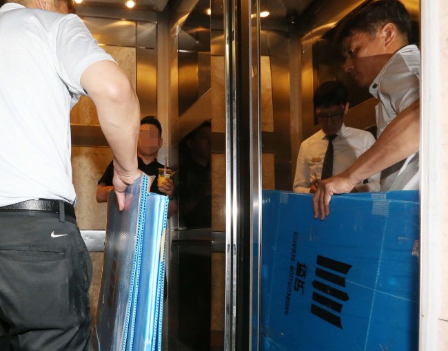 An investigator from the prosecutors` office enters Lotte Group office in Seoul on June 10. The Investor