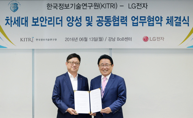 LG Electronics’ Min Kyung-oh (left) and Yoo Joon-sang, the president of the Korea Information Technology Research Institute. LGE