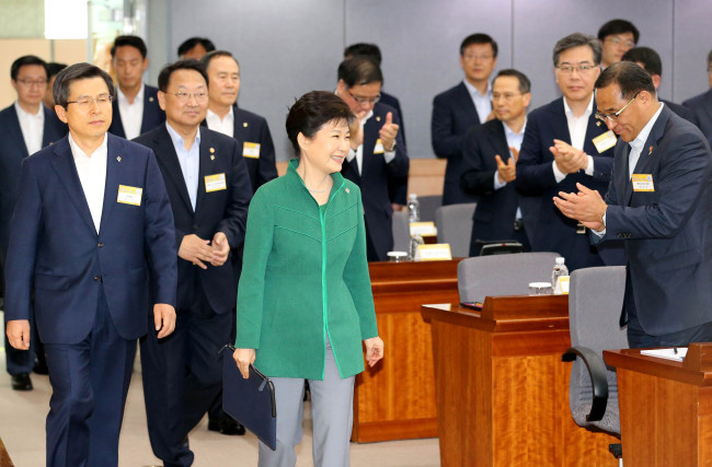 Chiefs of state firms greet President Park Geun-hye at a workshop meeting in Seoul, Tuesday. (Yonhap)