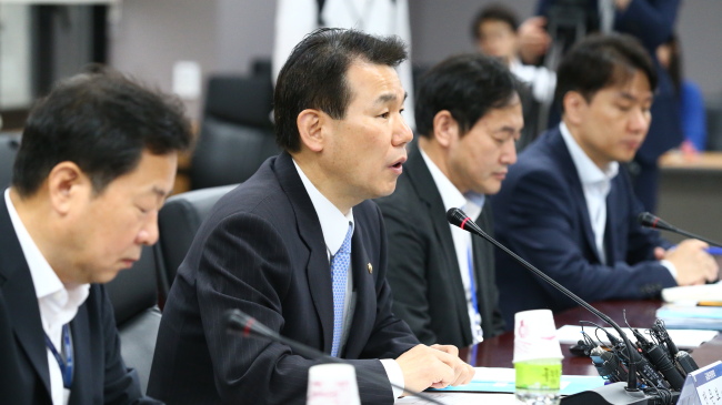 Financial Supervisory Commission Vice Chairman Jeong Eun-bo (second from left) holds a discussion after South Korea was not accepted into the MSCI list of developed market indexes.