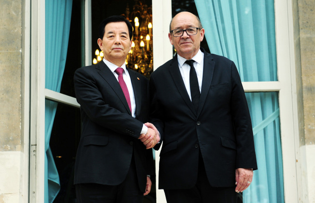 South Korean Defense Minister Han Min-koo and his French counterpart Jean-Yves Le Drian shake hands before their talks in France on Wednesday. / Defense Ministry