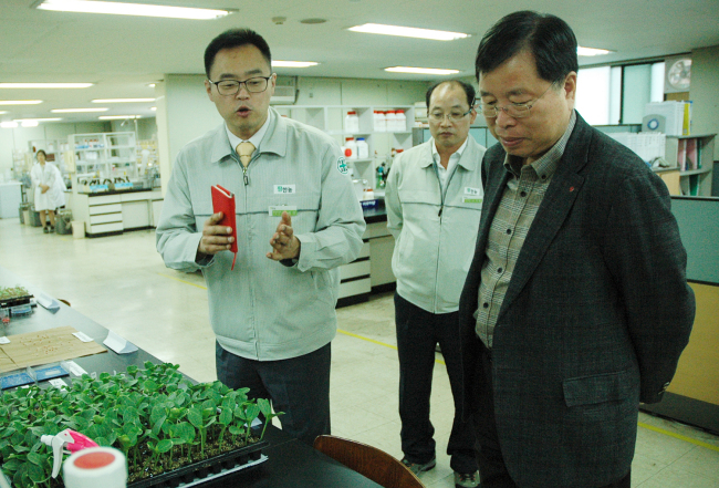 LG Chem CEO and vice chairman Park Jin-soo (right) visits FarmHannong in Gyeonggi Province on Tuesday. (LG Chem)