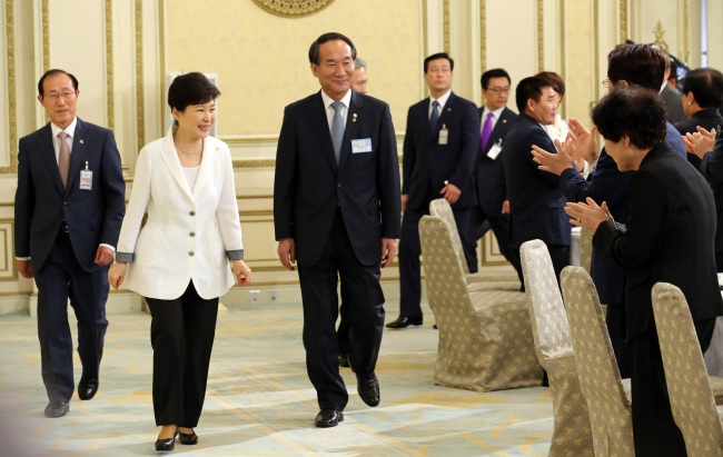 President Park arrives at the luncheon to honor those that have sacrificed in service to the country. (Yonhap)