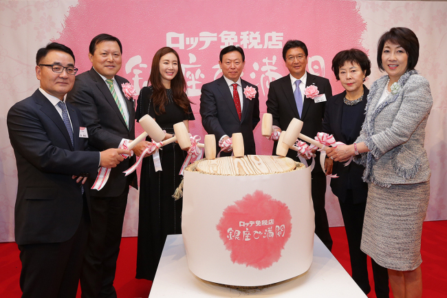 Lotte Group chairman Shin Dong-bin (center) takes part in a cake-cutting ceremony after the opening of the duty free store in Tokyo on March 31. Lotte Group