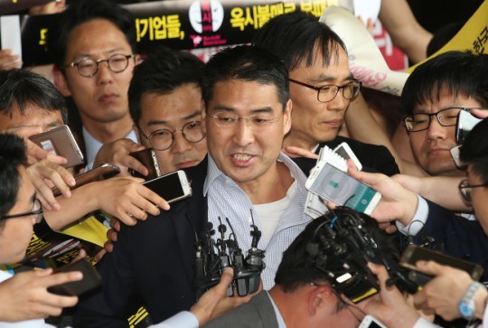 Former CEO of Oxy Reckitt Benckiser John Lee (center) appears for questioning at the Seoul Central District Prosecutors’ Office