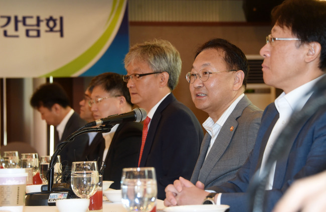 Deputy Prime Minister Yoo Il-ho(second from right) is speaking at a conference with think tanks.