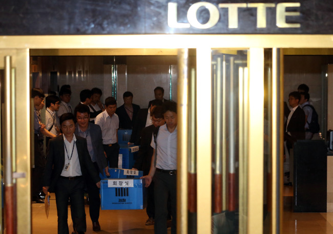 Prosecutors raid Lotte Group’s headquarters in central Seoul on June 10 (Yonhap)