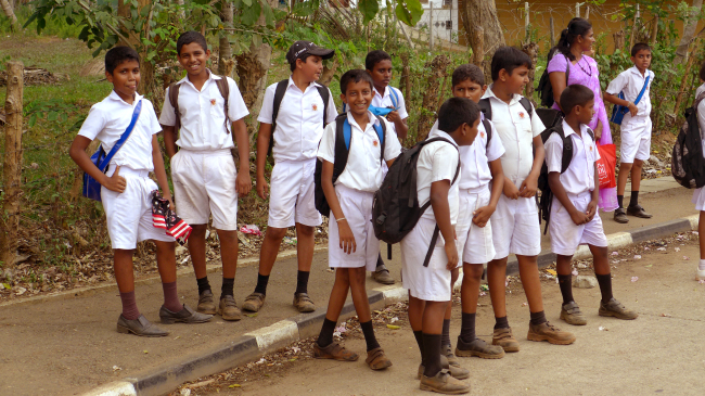 Sri Lankan children near Kandy (Joel Lee / The Korea Herald)