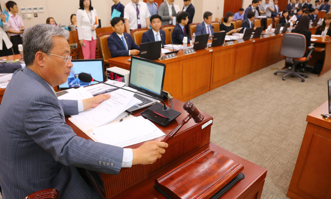 Members attend a parliamentary committee meeting on education. (Yonhap)