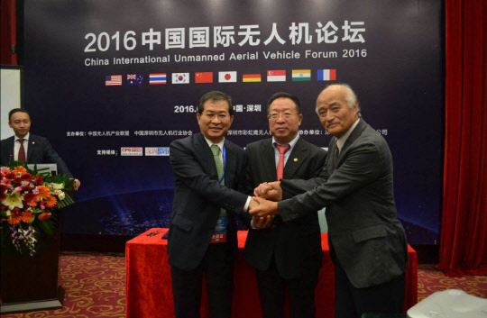 Korea Drone Industry Promotion Association chairman Lee Hyo-koo (left) and his Chinese and Japanese counterparts pose at an MOU event held in Shenzhen, China, on June 19.