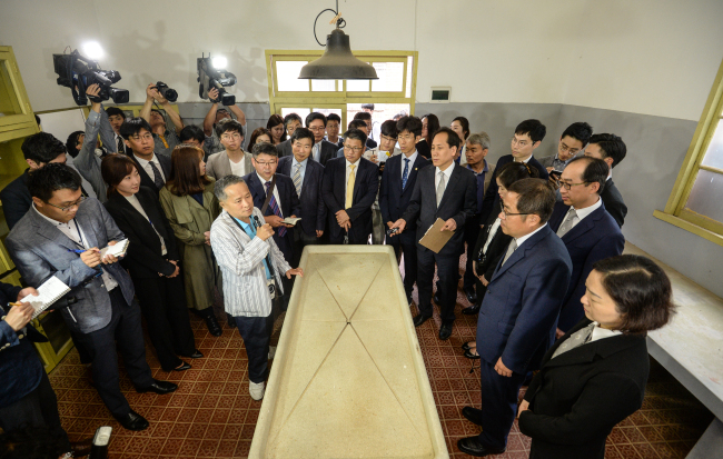 Witnesses, judges and members of the media look at facilities during an appeal hearing at Sorokdo National Hospital in Goheung County on Monday. (Yonhap)